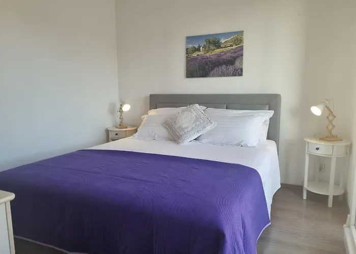 Ema Near מאקרסקה