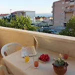 Apartment Ema Near Makarska