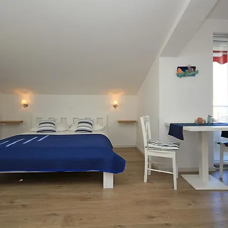 Ema Near Beach Apartament Makarska