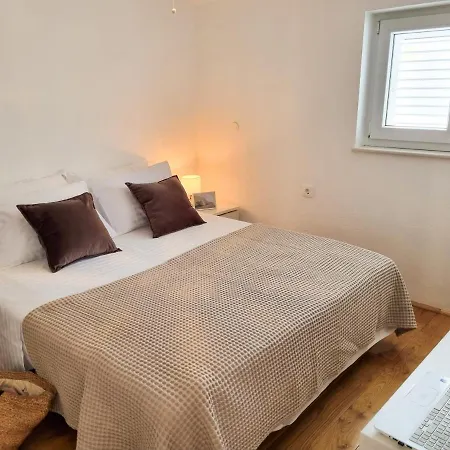 Ema Near Apartment *