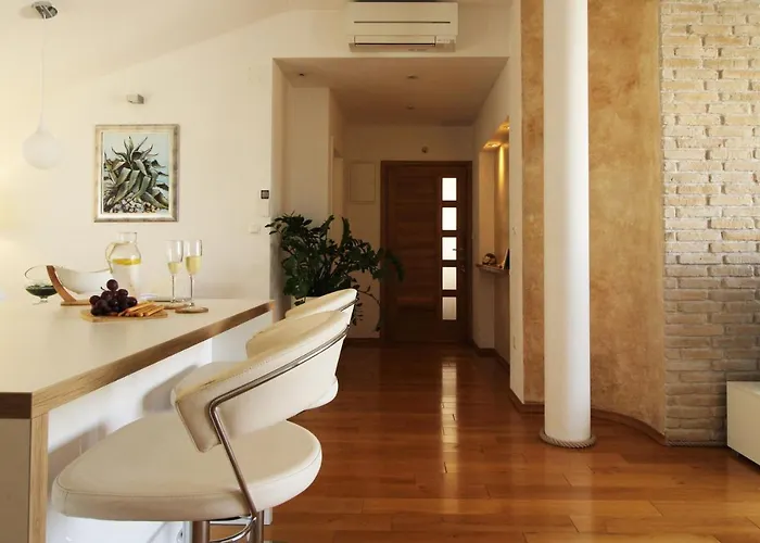 Ema Near Apartman Makarska